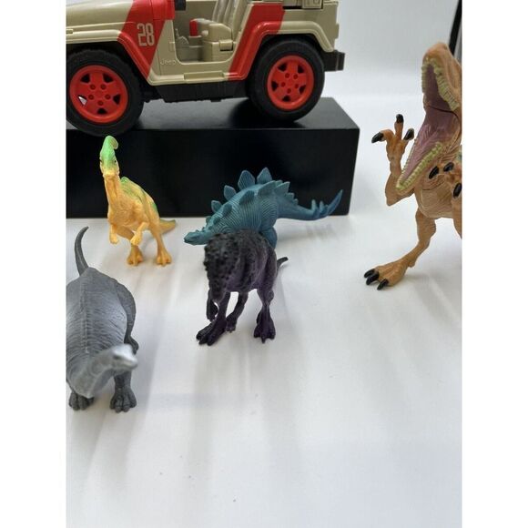 Jurassic World Jeep Wrangler Remote Control Vehicle & Dinosaurs (9) - Picture 4 of 8